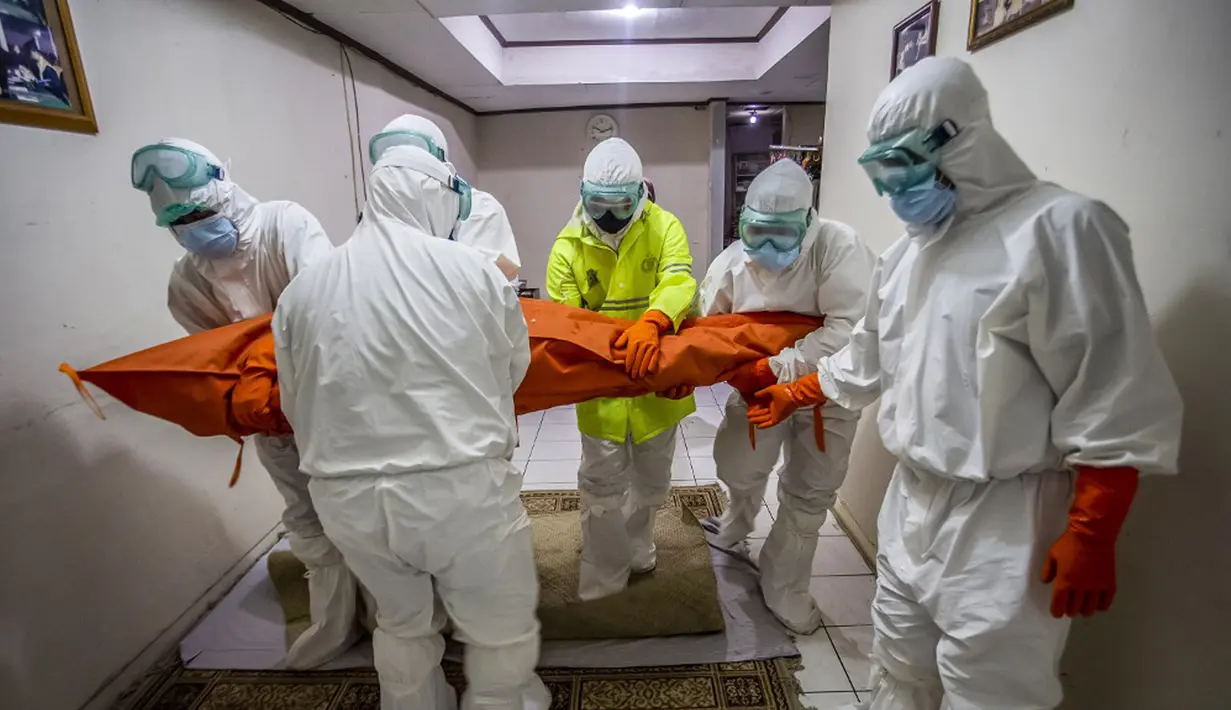 Tim penanganan membawa jenazah seorang pasien COVID-19 yang meninggal di rumah selama isolasi mandiri karena rumah sakit setempat tidak mampu lagi menampung pasien COVID-19 di Bogor, Jawa Barat, Senin (6/7/2021). (ADITYA AJI/AFP)