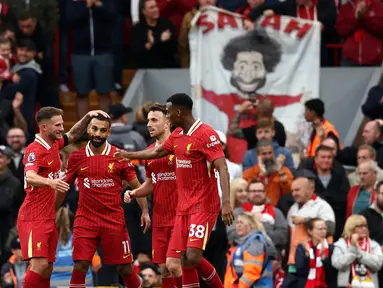 Pemain Liverpool merayakan gol yang dicetak oleh Mohamed Salah ke gawang Brentford pada laga lanjutan Liga Inggris 2024/2025 di Anfield, Liverpool, Inggris, Minggu (25/08/2024) malam WIB. (AFP/Darren Stapless)