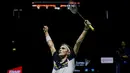 Pebulu tangkis tunggal putra Denmark, Viktor Axelsen, melakukan selebrasi usai menaklukkan pebulu tangkis tunggal putra China, Zhao Jun Peng pada babak final Indonesia Open 2022 di Istora Senayan, Jakarta, Minggu (19/06/2022). (Bola.com/Bagaskara Lazuardi)