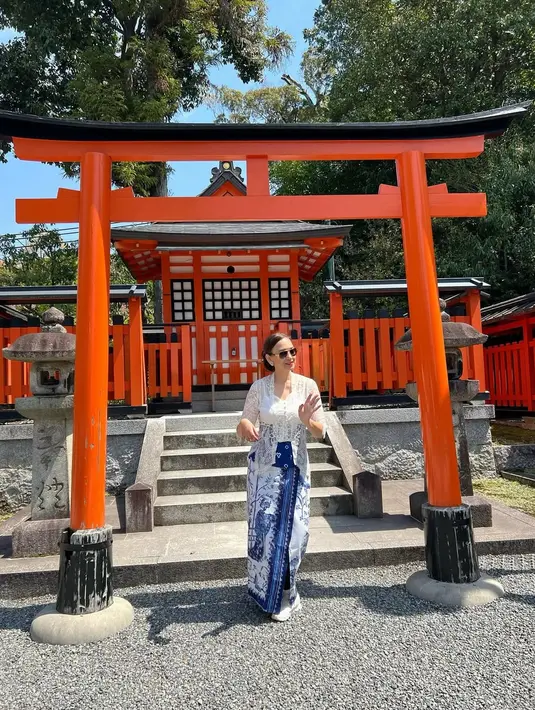 Dengan riasan sederhana dan tatanan rambut klasik, Ira terlihat begitu memesona. Ia membuktikan bahwa kebaya bisa dikenakan dengan percaya diri di mana pun, bahkan di luar negeri.  [@irawbw].