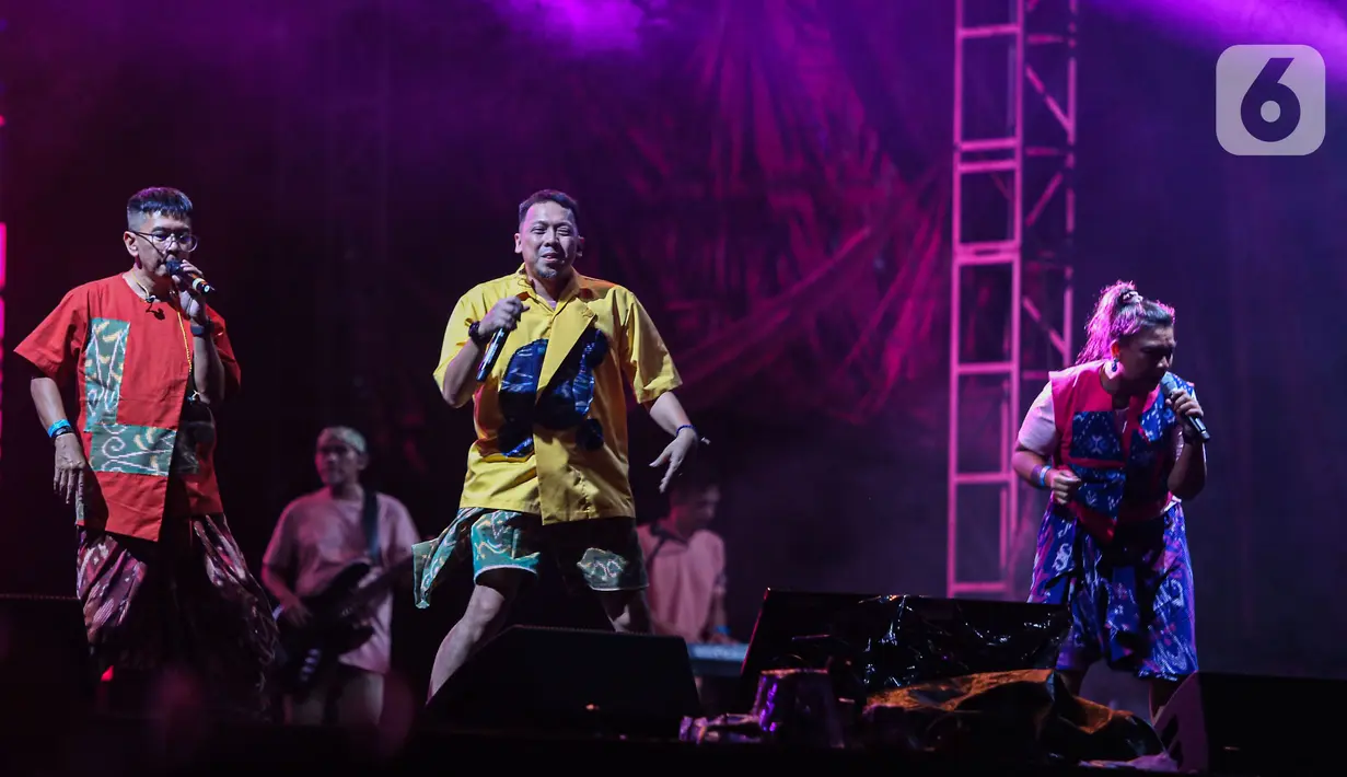 Projek Pop membawakan lagu hits mereka diantaranya Ingatlah hari ini, Dangdut is The music my country, dan Goyang Duyu. (Liputan6.com/Angga Yuniar)