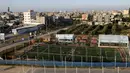 Warga Palestina bermain sepak bola di lapangan futsal, Khan Younis, Jalur Gaza, (4/6). Meski negara tersebut mengalami berbagai konflik tetapi mereka tetap menghibur diri dengan bermain bola bersama. (REUTERS / Ibraheem Abu Mustafa)