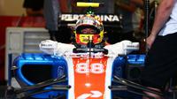 Pebalap Manor Racing asal Indonesia, Rio Haryanto, meraih hasil impresif pada sesi latihan bebas kedua F1 GP Baku, Jumat (17/6/2016). (Bola.com/Twitter/F1).