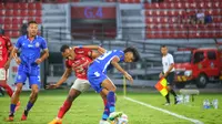 Pemain Bali United Irfan Jaya berduel dengan pemain Arema FC Achmad Maulana Syarif di ajang Piala Presiden 2024 hari Minggu (21/07/2024) sore WIB.