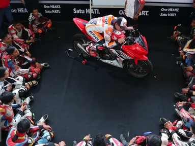 Juara dunia MotoGP, Marc Marquez saat memberikan coaching clinic kepada pembalap muda binaan AHM di Sentul, Jawa Barat, Selasa (25/10). Dalam coaching clinic ini Marquez memberikan pengalaman dan motivasi pada pembalap muda. (Liputan6.com/Angga Yuniar)
