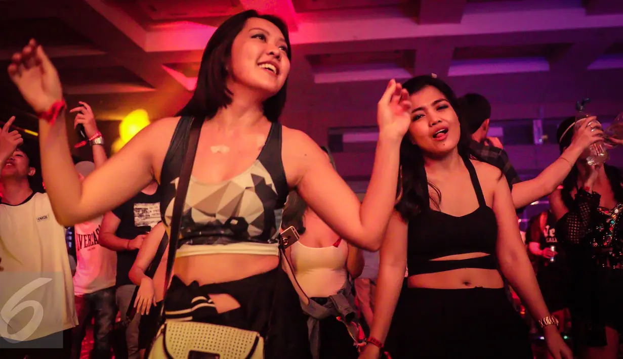 Pengunjung bergoyang mengikuti irama music DJ pada acara DWP 2016, di Kemayoran, Jakarta, Jumat. (09/12). Tiga panggung berbeda, yakni Garudha Land, Neon Jungle, dan Cosmic Station dipadati pengunjung. (Liputan6.com/Fery Pradolo)