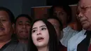 Prilly mengetahui beredarnya foto editan itu dari penggemarnya. Foto wajah Prilly yang sedang senyum direkayasa menggunakan tubuh orang lain dan seolah menunjukkan dirinya sedang tanpa busana. (Deki Prayoga/Bintang.com)