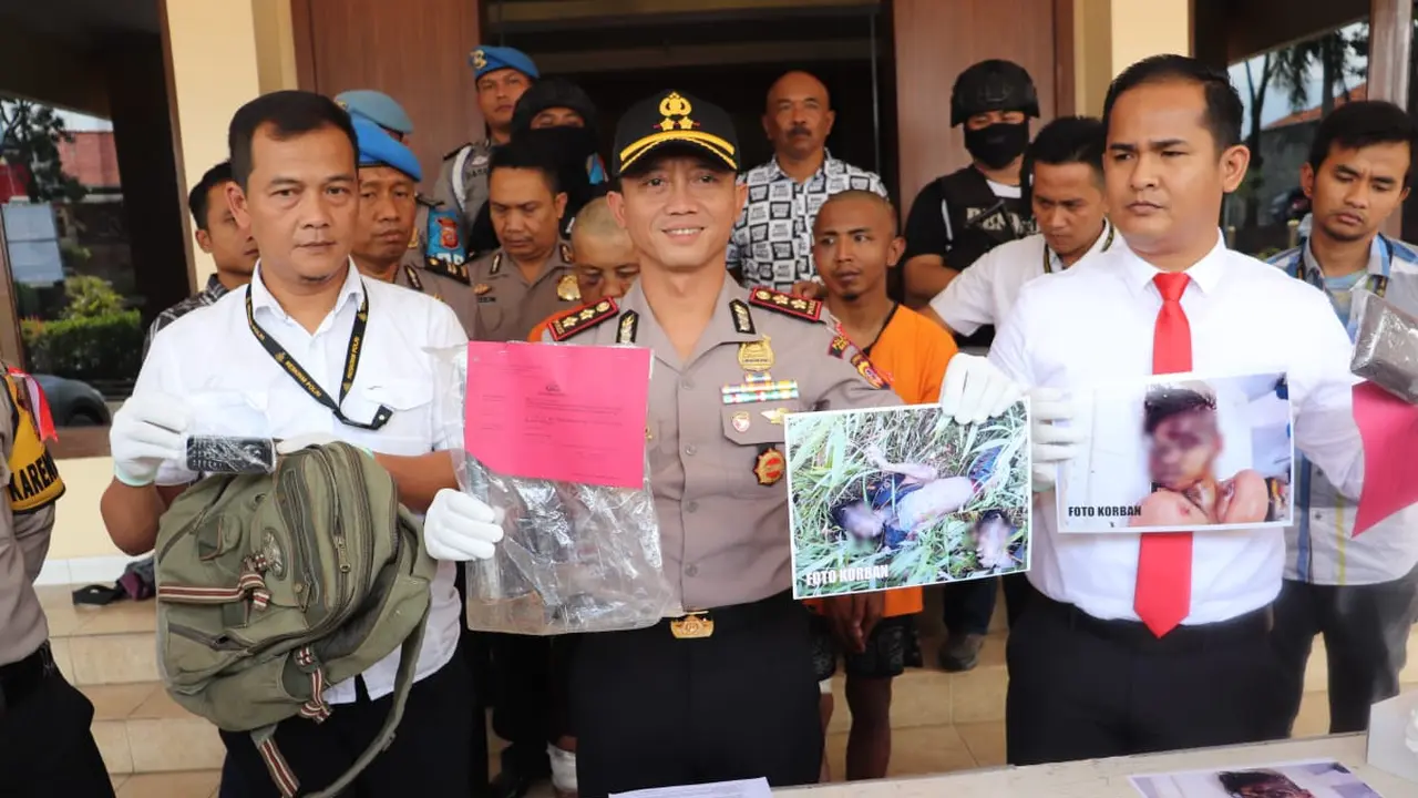 Kapolres Budi AKBP Budi Satria Wiguna menunjukan sejumlah bukti pembunuhan Yudi, sopi online Pake Taxi