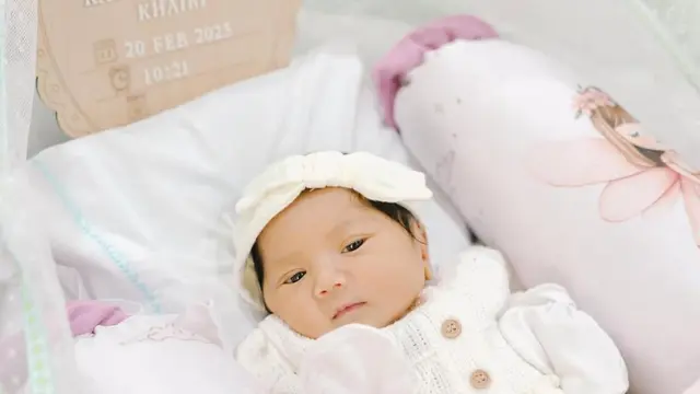 Potret Kiky Saputri gendong anak pertama. (credit:instagram.com/kikysaputrii/nafaspertama)