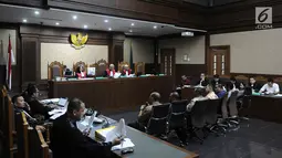 Gubernur Aceh non aktif Irwandi Yusuf saat mendengarkan 7 saksi dalam sidang lanjutan dugaan suap terkait DOKA 2018 di Tipikor, Jakarta, Senin (11/2). Dedi Mulyadi mengaku menyerahkan uang kepada orang dekat Irwandi Yusuf. (Liputan6.com/Herman Zakharia)