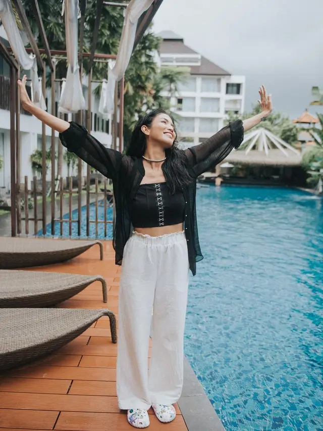 Aulia Sarah Bergaya dengan Crop Top