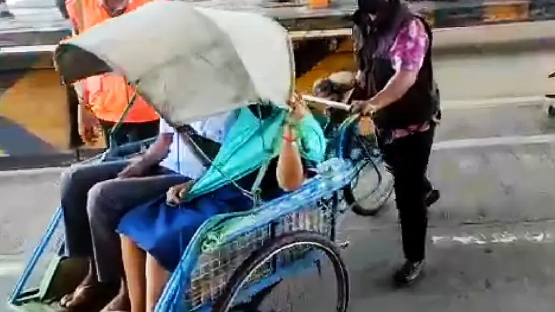 Sebuah becak masuk Jalan Tol Surabaya-Gresik. (Dian Kurniawan/Liputan6.com)