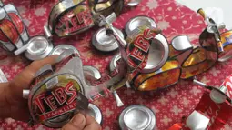 Perajin Ogifson Harianja, menyelesaikan miniatur vespa dari kaleng bekas, Jakarta, Jumat (7/1/2022). Pemerintah melalui Kemenko Perekonomian telah mengumumkan bahwa plafon penyaluran KUR 2022 ditingkatkan menjadi Rp373,17 triliun, dengan suku bunga tetap sebesar 6 persen. (Liputan6.com/Angga Yuniar)