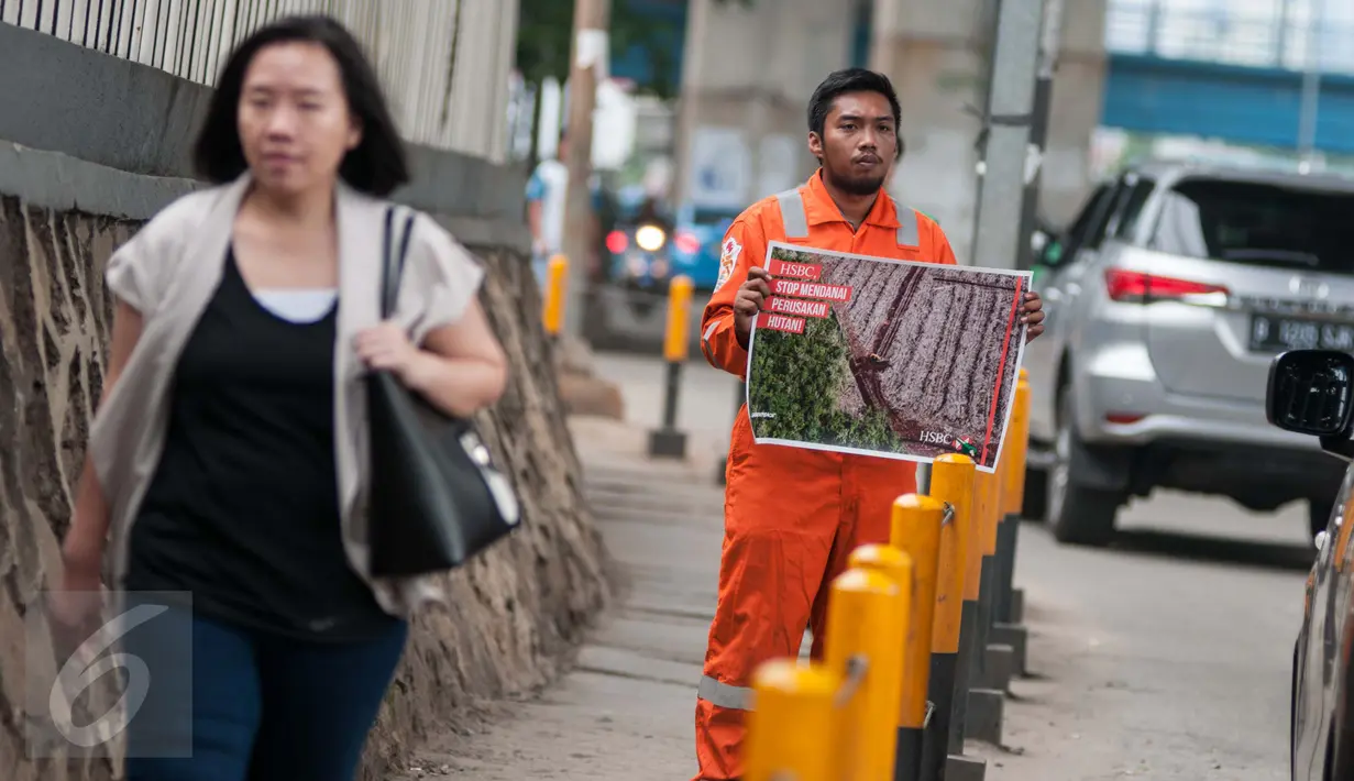 Aktivis perwakilan Tim Cegah Api melakukan teatrikal saat aksi damai di Jakarta, Kamis (9/2). Dalam aksinya mereka menyerahkan petisi yang sudah ditandatangani oleh lebih dari 203.000 orang di seluruh dunia. (Liputan6.com/Gempur M Surya)
