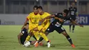 Gelandang Bhayangkara FC, Muhammad Hargianto, berebut bola dengan bek Tira Persikabo, Rifad Marasabessy, pada laga Liga 1 2019 di Stadion Madya, Senayan, Jakarta, Kamis (4/7/2019). Kedua tim bermain imbang 1-1. (Bola.com/Yoppy Renato)