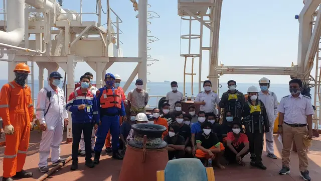 16 ABK Selamat dari maut di perairan Laut Jawa, Bangka Belitung. (Liputan6.com/Ahmad Adirin)