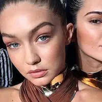 Kendall Jenner dan Gigi Hadid dihujat oleh salah satu model ikon majalah vogue (via HollywoodLife.com)