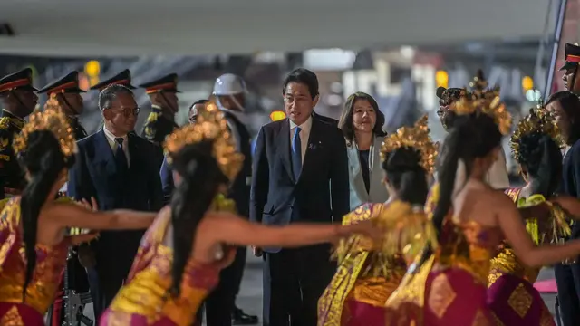 Perdana Menteri Jepang Fumio Kishida (tengah) bersama istri Yuko Kishida (kanan) tiba di Terminal VVIP I Bandara I Gusti Ngurah Rai Bali, Minggu (13/11/2022).