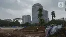 Pekerja melakukan penanaman kembali pohon-pohon di area proyek revitalisasi Taman Sisi Selatan Monumen Nasional, Jakarta, Rabu (5/2/2020). Penanaman dilakukan untuk mengganti pohon lama yang ditebang saat pembangunan proyek Plaza Selatan serta bagian dari penghijauan Monas. (merdeka.com/Imam Buhori)