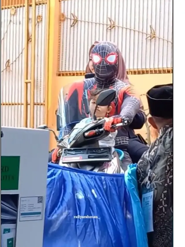 6 Potret Kocak Warga Datang Nyoblos ke TPS, Ada yang Pakai Kostum Superhero