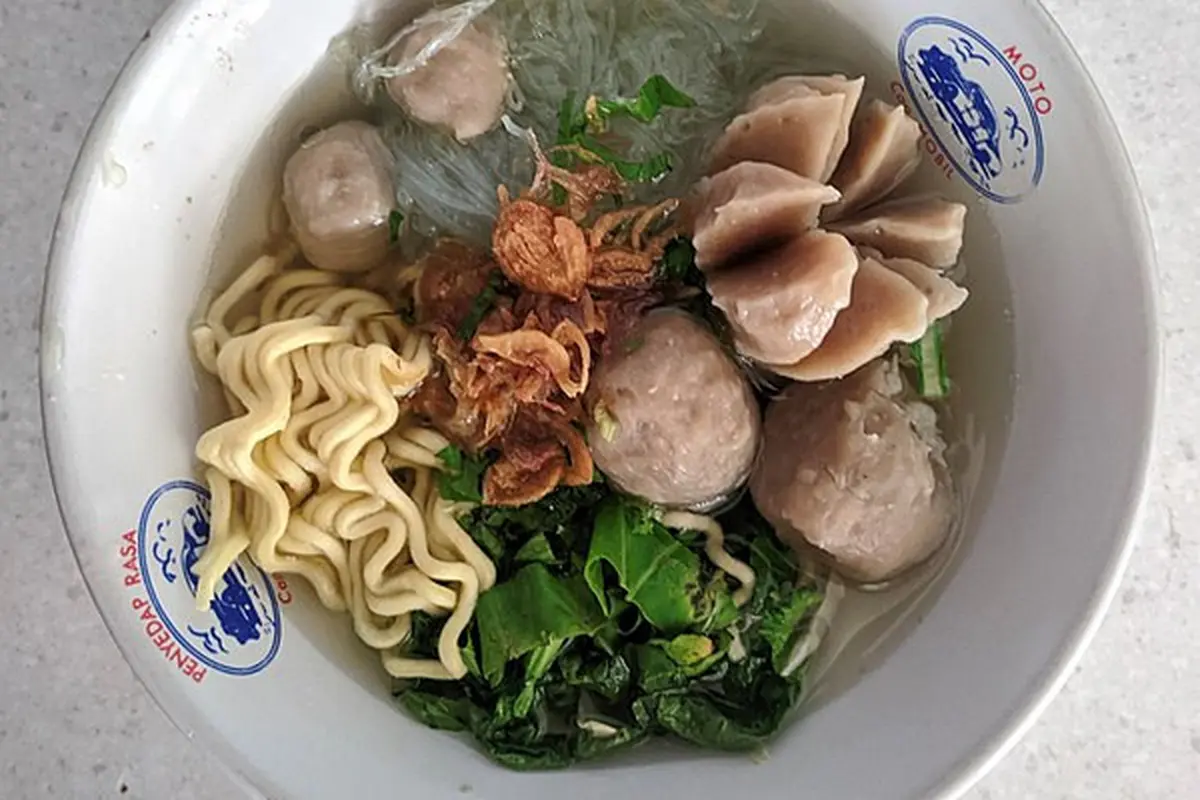 Semangkuk kuah bakso sapi dengan bakso besar, kecil, dan mi bihun