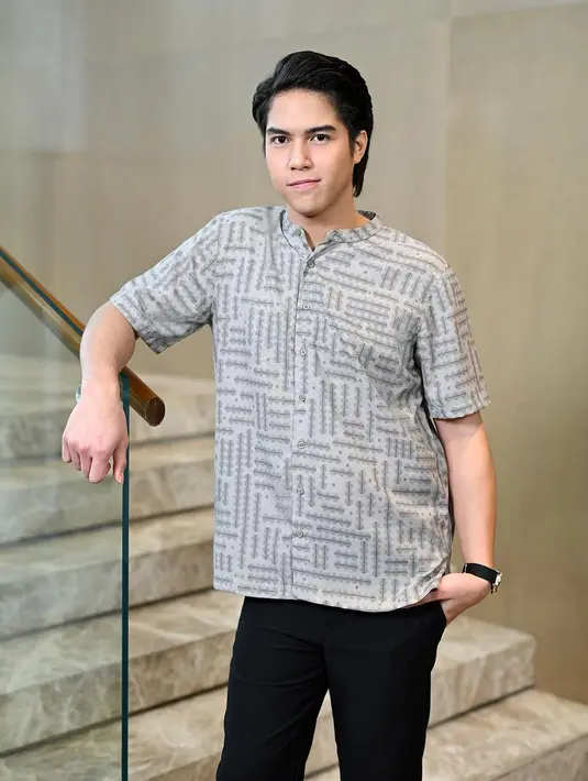 Bisa jadi inspirasi baju lebaran sarimbit untuk kembaran bersama keluarga. Bagaimana menurutmu, Sahabat Fimela? [@geulis.id]