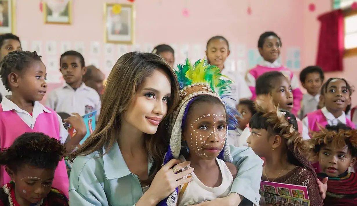 Tak sekedar liburan, Cinta juga mengunjungi beberapa sekolah dan mempelajari budaya di sana. [@claurakiehl]