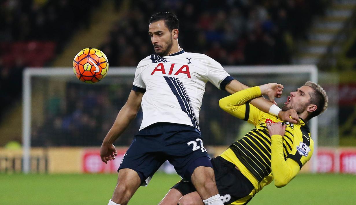 Pemain Watford,  Valon Behrami (kanan) berusaha merebut bola dari pemain Tottenham Hotspurs,  Nacer Chadli pada lanjutan Liga Premier Inggris di Stadion Vacarage Road, Inggris, Selasa (29/12/2015) dini hari WIB. Spurs menang 2-1.  (Reuters/Matthew Childs)