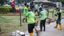 Petugas kebersihan membersihkan sampah sisa pendemo usai unjuk rasa buruh di kawasan Patung Kuda, Jakarta, Kamis (22/10/2020). Sebelumnya, buruh dari berbagai elemen berunjuk rasa menolak pengesahan Omnibus Law UU Cipta Kerja. (Liputan6.com/Faizal Fanani)