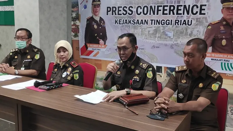 Kepala Kejati Riau (dua dari kiri) saat memberi keterangan pers terkait dugaan jaksa peras kepala sekolah di Indragiri Hulu.