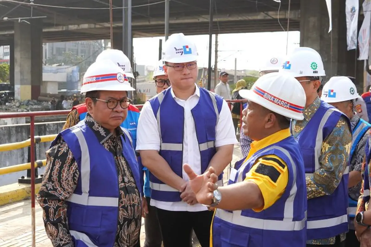 Anggota DPRD DKI Jakarta Hardiyanto Kenneth mendampingi Gubernur DKI Jakarta Pramono Anung saat meninjau proyek pembangunan Flyover Latumeten di Jakarta Barat, Kamis (2/7/2026) (Istimewa)