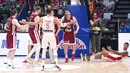 Pebasket Latvia melakukan selebrasi setelah mencetak poin pada laga Grup L Piala Dunia FIBA 2023 melawan Spanyol di Indonesia Arena, Senayan, Jakarta, Jumat (01/09/2023). Latvia menang dengan skor 74-69. (Bola.com/Bagaskara Lazuardi)