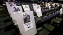 Foto grup vokal, Backstreet Boys tertempel di tempat duduk untuk perhelatan Grammy Awards 2019 di Staples Center, Los Angeles, Kamis (7/2). Grammy Awards ke-61 diadakan pada 10 Februari pukul 20.00 waktu setempat. (Kevin Winter/Getty Images for NARAS/AFP)