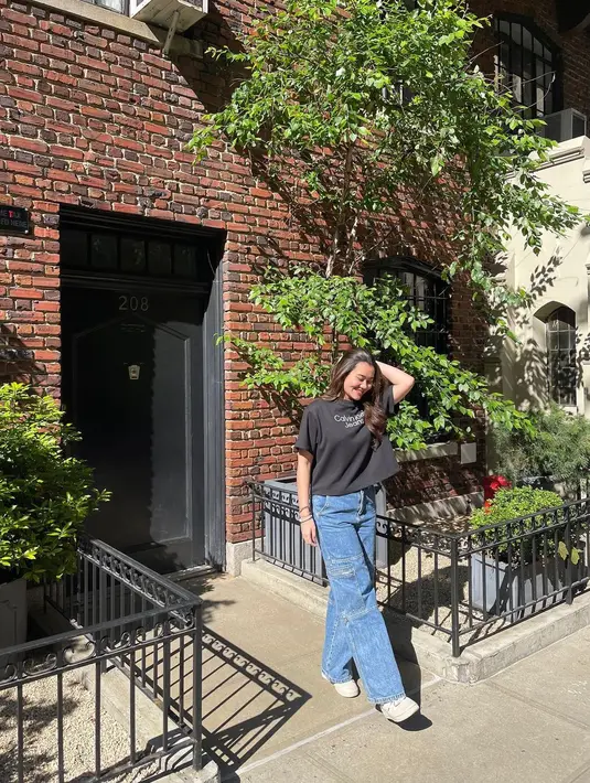 Dalam penampilan lainnya, Aaliyah menggenakan kaus hitam. Ia kemudian memadukannya dengan ripped jeans dan sneakers. [Foto: Instagram/aaliyah.massaid]