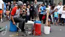 Seorang pengunjung memberikan uang saat pengamen perkusi beraksi di CFD, Jakarta, Minggu (10/9). Selain untuk berolahraga, banyak orang menunjukan keahlian, kreatifitas sekaligus mencari penghasilan tambahan di CFD. (Liputan6.com/Gempur M. Surya)