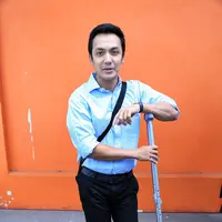 Sejak kejadian kecelakaan motor dua tahun lalu, kaki Gunawan Sudradjat patah. Bahkan, hingga kini, ia mengaku terus menjalani perawatan rutin terhadap perkembangan kakinya. (Adrian Putra/Bintang.com)