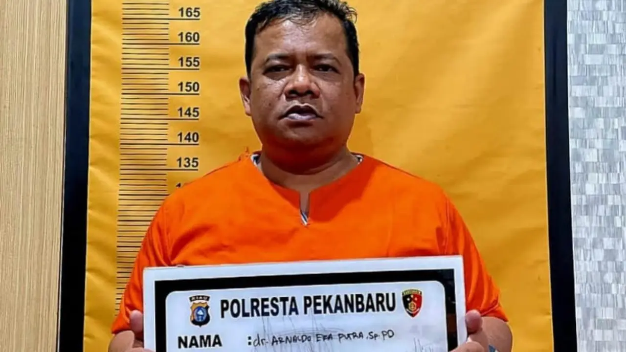 Mantan Direktur Utama Rumah Sakit Daerah Madani Kota Pekanbaru yang menjadi tersangka penipuan.