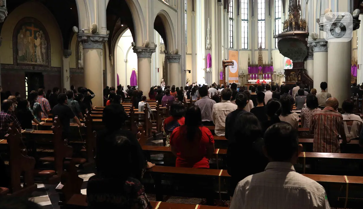 Suasana ibadah Jumat Agung di Gereja Katedral, Jakarta Pusat, Jumat (15/4/2022). Terdapat 3 tempat yang dibuka untuk berlangsungnya ibadat Jumat Agung, yakni area dalam Gereja, aula Yohanes, serta area Plaza Maria. (Liputan6.com/Herman Zakharia)