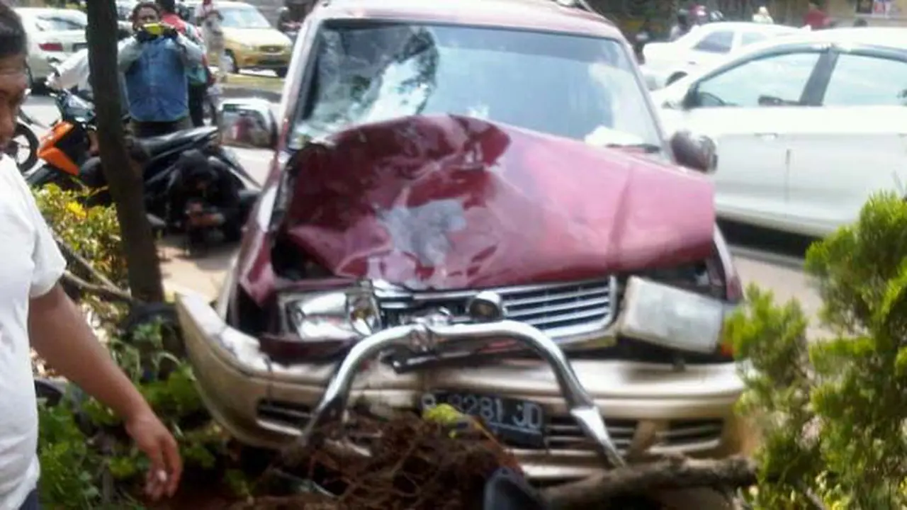 kijang-tabrak-131124b.jpg