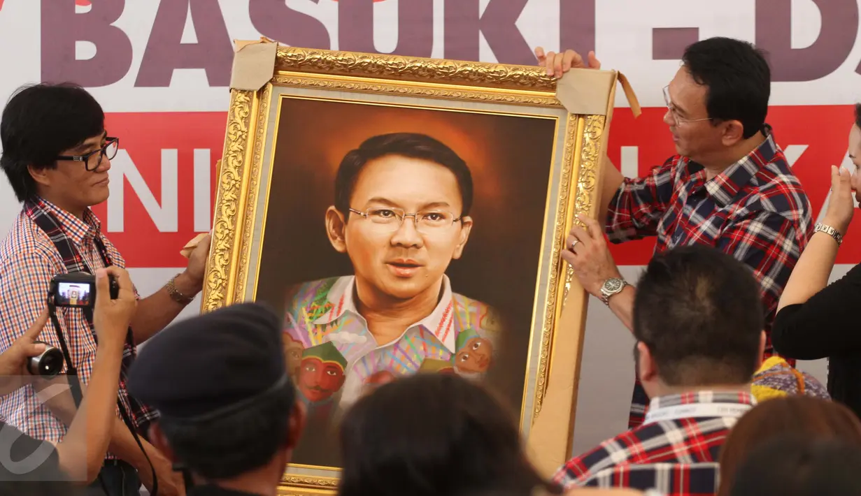 Calon Gubernur DKI Jakarta, Basuki Tjahaja Purnama (Ahok) mendapat hadiah lukisan sebagai bentuk dukungan di Rumah Lembang, Jakarta, Rabu (25/1). Rumah Lembang dipadati oleh pendukung pasangan Ahok dan Djarot Saiful Hidayat. (Liputan6.com/Gempur M Surya)