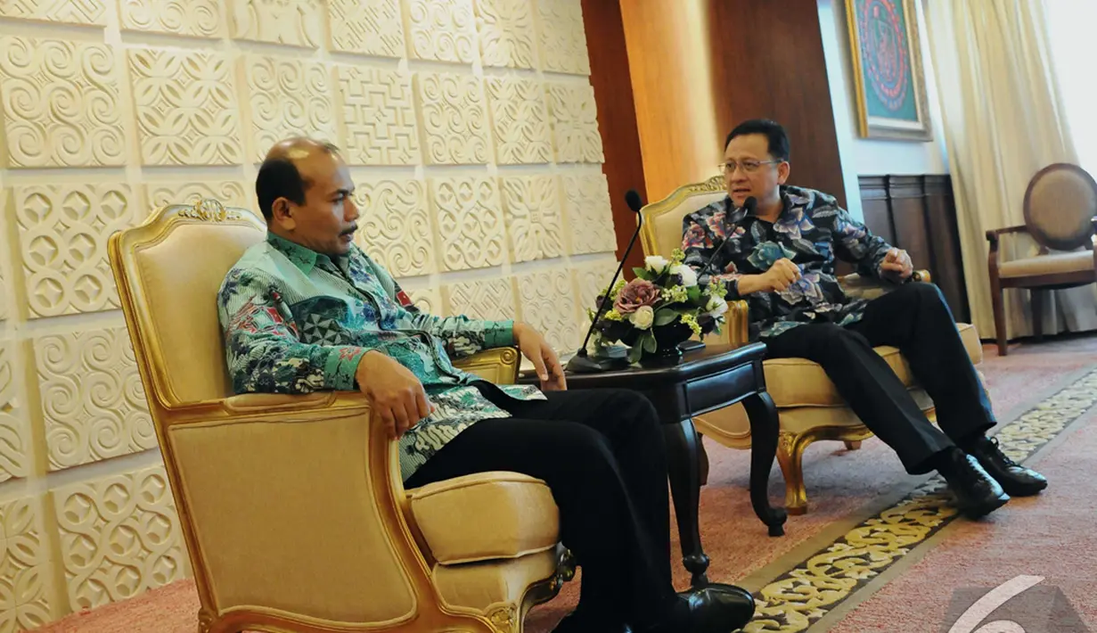 Ketua DPD RI Irman Gusman (kanan) berbincang hangat dengan Kepala Badan Perencanaan Pembangunan Nasional (Bappenas) Andrinof Chaniago , Jakarta, Kamis (6/11/2014) (Liputan6.com/Andrian M Tunay) 