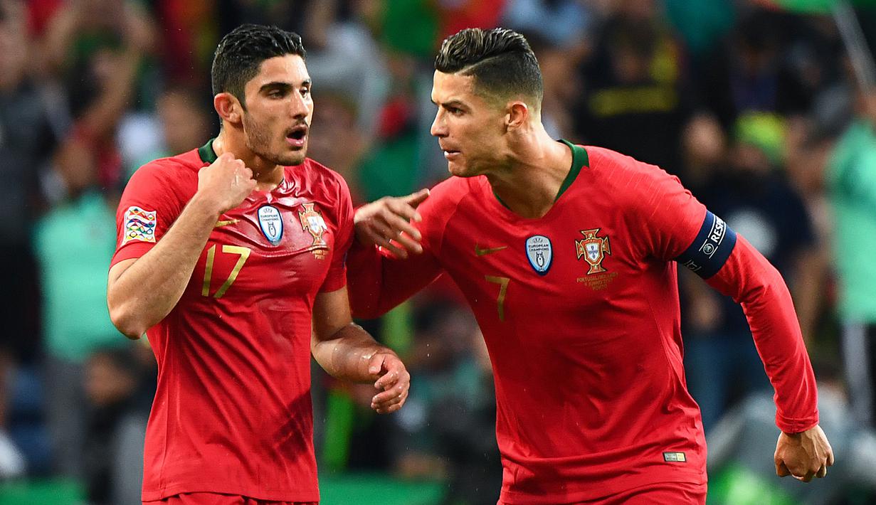 Pemain Portugal, Cristiano Ronaldo, merayakan gol yang dicetak Goncalo Guedes ke gawang Belanda pada laga final UEFA Nations League di Stadion Dragao, Porto, Minggu (9/6). Portugal menang 1-0 atas Belanda. (AFP/Gabriel Bouys)