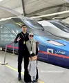 Nikita Willy selama di tanah suci mengenakan gamis dan kerudung syari. Seperti mengenakan gamis hitam dengan aksen abi-abu di bagian depan yang cocok dengan kerudung panjangnya. Ia pun tampil dengan kacamata hitam. [@yorafebrina]