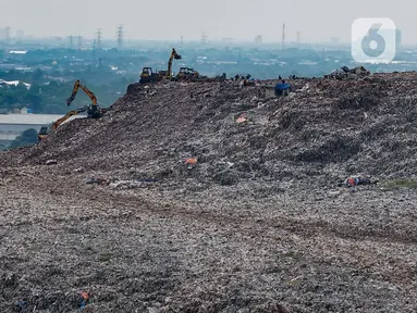 Foto udara sampah yang menggunung di kawasan Tempat Pembuangan Sampah Terpadu (TPST) Bantar Gebang, Bekasi, Jawa Barat, Kamis (2/5/2024). (merdeka.com/Arie Basuki)
