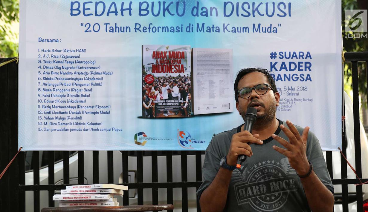 Aktivis HAM Haris Azhar menjelaskan dalam bedah buku dan diskusi bertajuk “20 Tahun Reformasi di Mata Kaum Muda”, Jakarta, Sabtu (5/5). Acara mengulas mengenai peran generasi muda Indonesia sebagai insan penerus bangsa. (Liputan6.com/Immanuel Antonius)