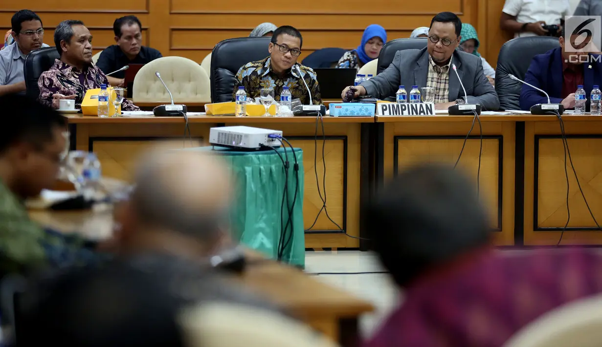 Ketua Pansus RUU Pemilu Lukman Edy (kedua kanan), Wakil Ketua Ahmad Riza Patria (kanan) dan  Yandri Susanto (kiri) memimpin Rapat Kerja pembahasan RUU Pemilu di Kompleks Parlemen MPR/DPR-DPD, Senayan, Jakarta, Kamis (13/7). (Liputan6.com/Johan Tallo)