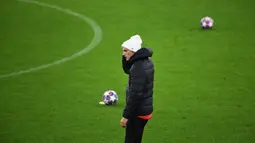 Pelatih PSG Thomas Tuchel melihat para pemainnya berlatih di stadion Signal Iduna Park di Dortmund, Jerman (17/2/2020). PSG akan bertanding melawan Borussia Dortmund pada leg pertama babak 16 Liga Champions. (AFP Photo/Ina Fassbender)