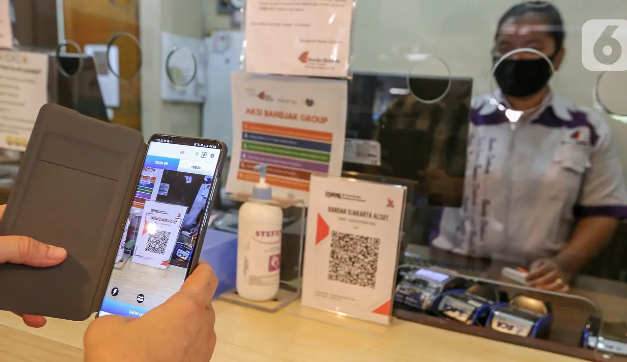Konsumen membayar makanan dengan barcode di Restoran Bandar Djakarta, Alam Sutera, Tangerang Selatan, Rabu (10/6/2020). Sambut new normal, PSBB Tangerang Raya yang diperpanjang hingga 15 Juni tetap menerapkan protokol kesehatan guna menekan penyebaran virus Covid-19 (Liputan6.com/Fery Pradolo)