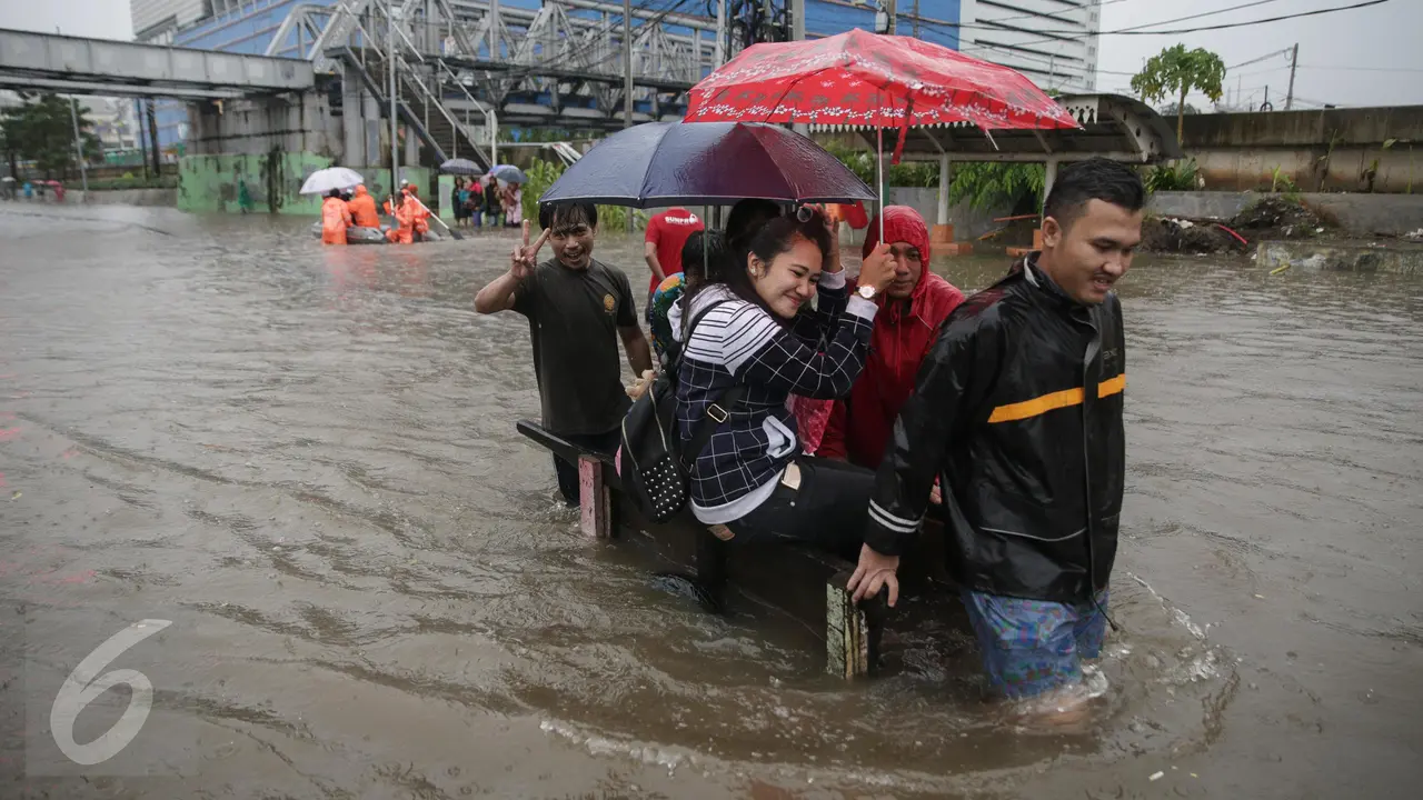 20170221-Jasa Gerobak Untuk Melintasi Banjir-Jakarta Pusat