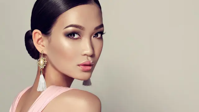 Smudged Eyes dengan Aksen Shimmer